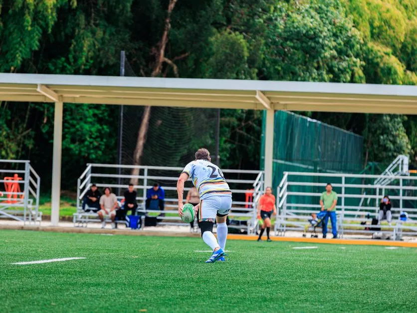 Joueur de rugby en action pendant un match, devant le public
